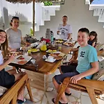 64 Zenj House Luxury Airport B&B